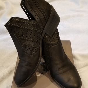 💞Vince Camuto Laser Cut BLK leather bootie, SZ 9.5 GOOD CONDITION!💞